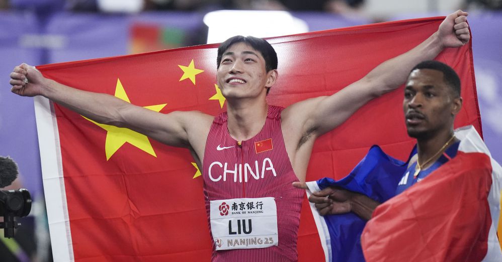 给爷整笑了，曼奇尼假意亲吻布鲁马多，将布鲁马多逗笑